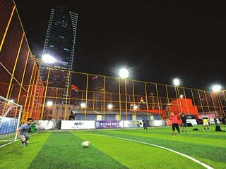 在北京楼顶建人造草足球场是一个不错的办法