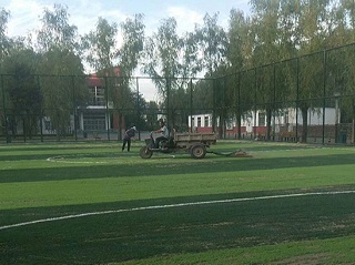 人造草足球场所具备的一些特征