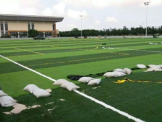 石英砂再灌入人造草足球场的草坪时，应该放这么多才是标准。