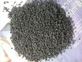 人造草足球场的草坪，原来应该放入这么多的橡胶颗粒。