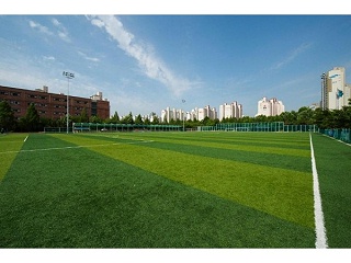 维持足球场地良好使用状态，人造草坪维护工作仍不可少