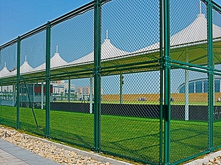 快看，人造草足球场的围网又立功了！