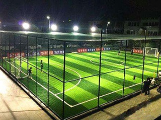 人造草足球场对足球的重要性就好比酒店工作服对酒店的作用！