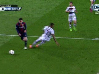 你跟梅西犯罪式进球只差一块人造草足球场