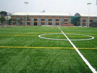 在人造草足球场施工的注意事项