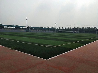 企业建设人造草足球场的施工注意事项