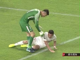 亚冠出现暖心一幕,北京人造草足球场也应如此