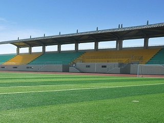 人造草足球场下面需要铺设什么？