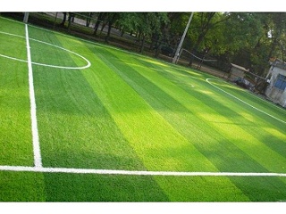 适当维护保养人造草坪，增加其使用寿命