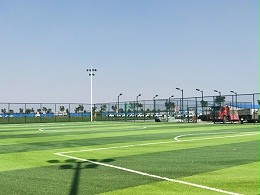 足球人造草坪上溢油的清扫