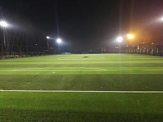 注意了，晚上在人造草足球场踢球的人都来看看！