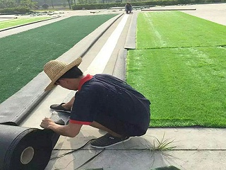 七人制人造草足球场施工需要多少人