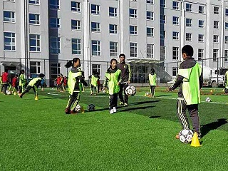 人造草足球场发展到现在改善了那些不足