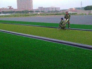 学校人造草足球场的日常维护这么做