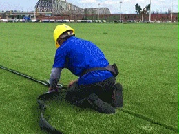 人造草足球场的草坪可以自己安装吗？