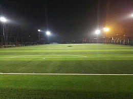 人造草足球场灯光可以起到保护作用