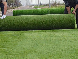 人造草足球场的草坪有方形的吗