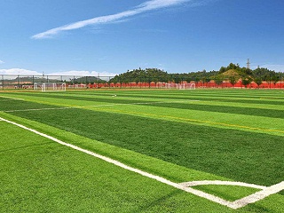 选择北京人造草足球场厂家需要考虑这些因素