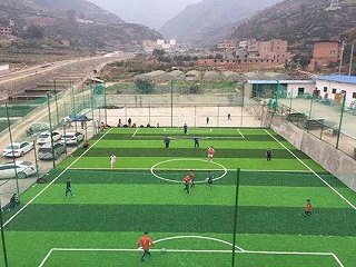 人造草足球场在运用过程中的优缺点