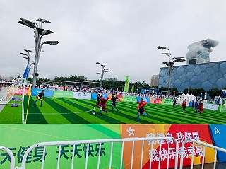 “全民健身日”，在人造草足球场上看到了足球希望