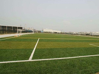 人造草足球场一般比较容易建设在那些地方呢