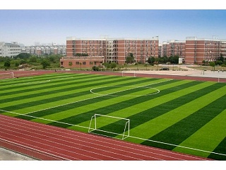 直接影响人造草足球场质量的两大直接因素