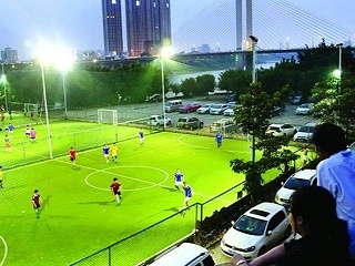 来人造草足球场上踢场球，是促进关系紧密的方法。