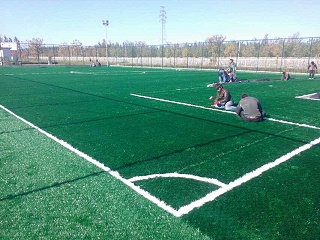 人造草足球场在雨天能施工吗？