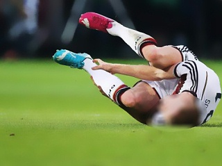 人造草足球场如何防止滑倒？