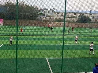 踢足球的装备-人造草足球场，你配齐了吗？