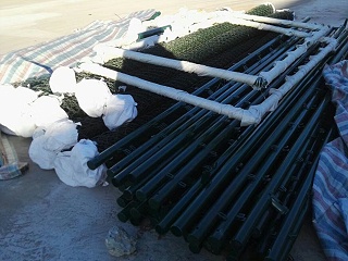 人造草足球场的施工材料应该如何存放？