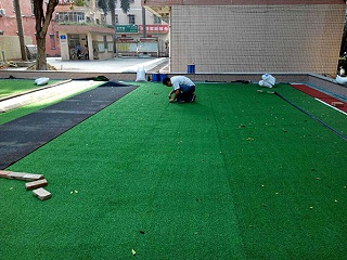 北京人造草足球场施工规范的重要性