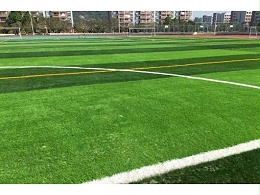 足球场地踢球用的人造草坪优点及施工方法