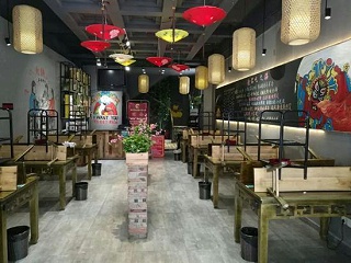 火锅店7天被吃“垮”，人造草足球场引以为戒