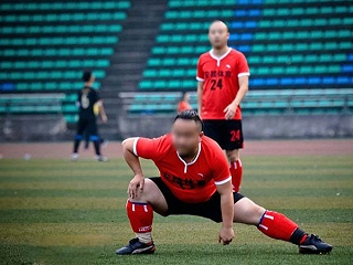 学会这几招，让你在人造草足球场上多踢十年！