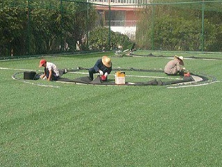 人造草足球场应该如何维护？