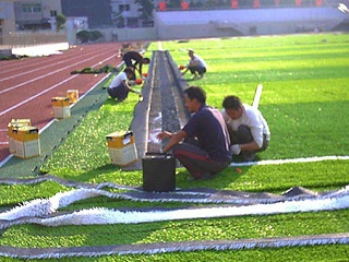 人造草足球场建设有着较高的技术要求