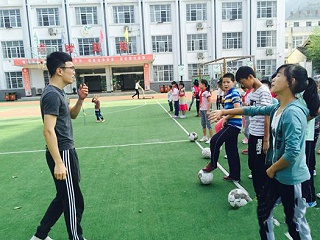 教师节，人造草足球场能给老师带来的是安心